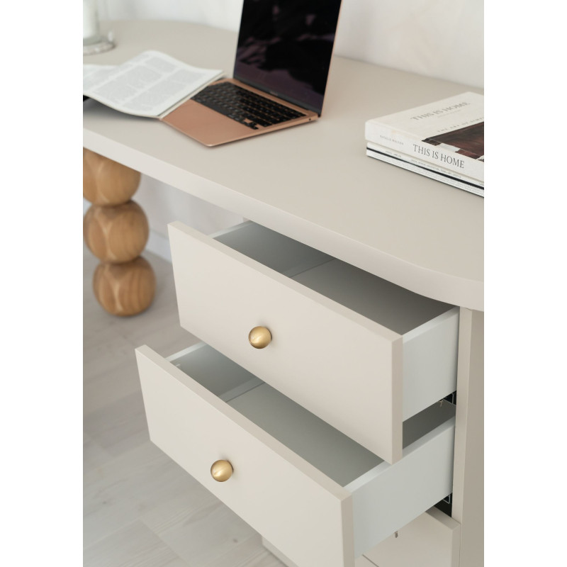Ein stilvoller Schreibtisch mit Soft-Close-Funktion und goldenen Knöpfen – Modell TAVON