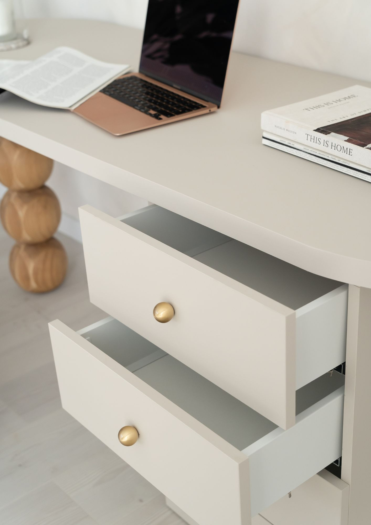 Stylish desk with a soft-close mechanism and gold knobs – the TAVON model
