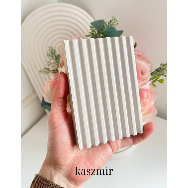 Moderner Empfangstresen – ein eleganter Empfangsbereich für Kosmetik- und Friseursalons, ideal für kleine Räume. Moderner Empfangstresen – ein eleganter Empfangsbereich für Kosmetik- und Friseursalons, ideal für kleine Räume.