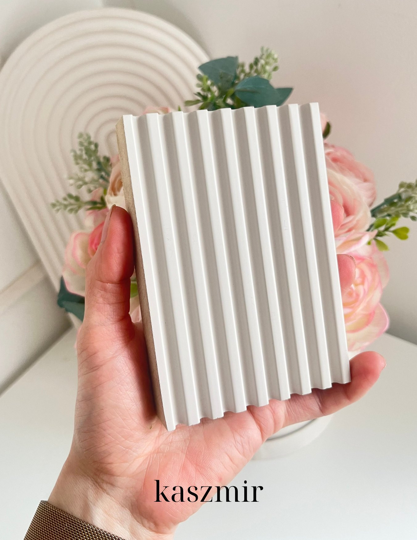 Moderner Empfangstresen – ein eleganter Empfangsbereich für Kosmetik- und Friseursalons, ideal für kleine Räume. Moderner Empfangstresen – ein eleganter Empfangsbereich für Kosmetik- und Friseursalons, ideal für kleine Räume.