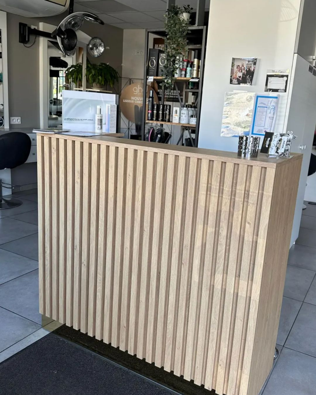 Lada recepcyjna ASHER – ryflowana lada do salonu beauty i SPA
