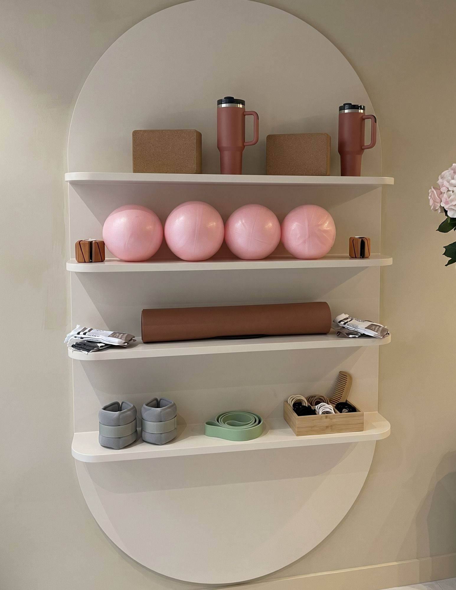 Hängendes Regal zur Produktpräsentation