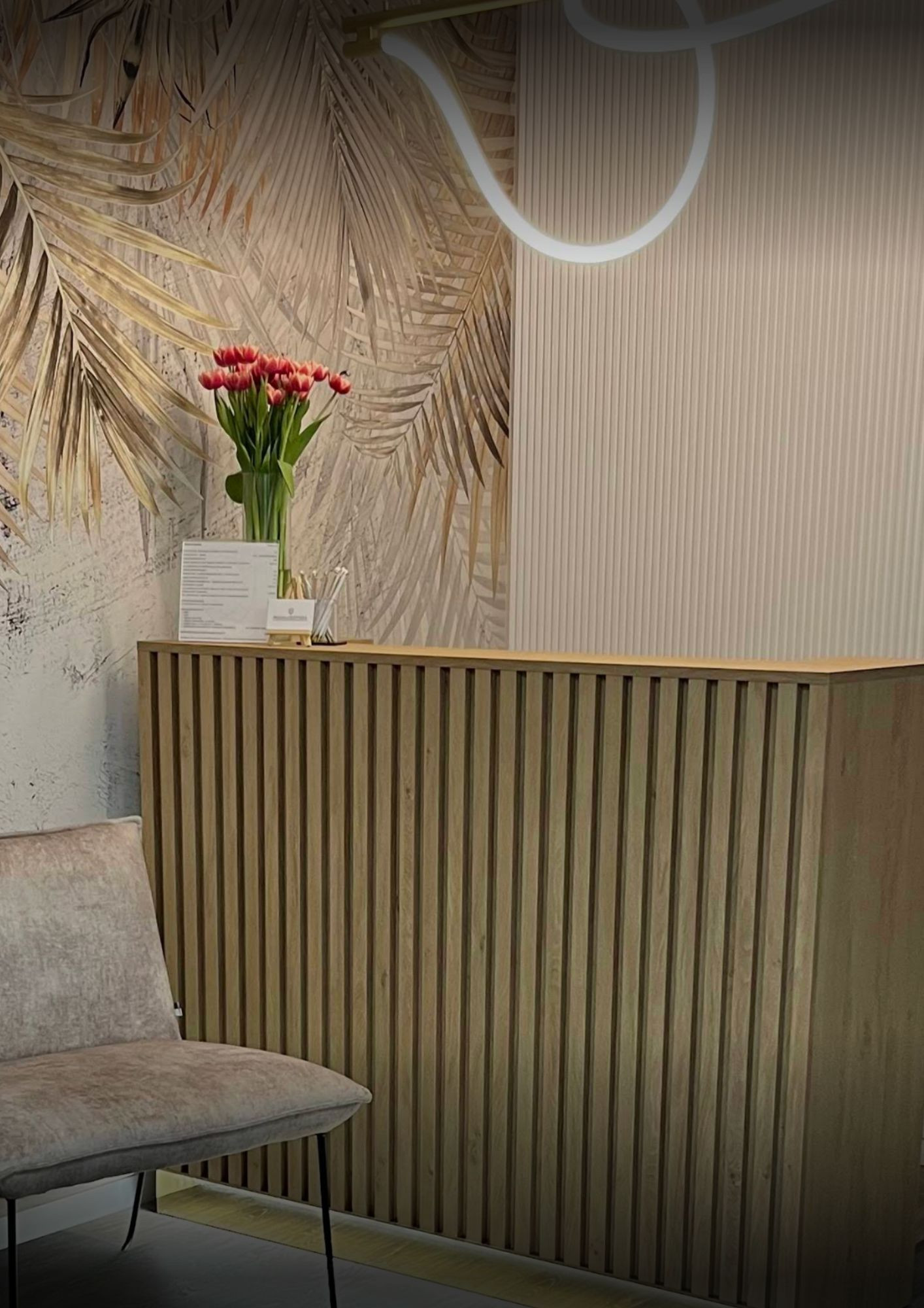 Nowoczesna lada do salonu kosmetycznego w stylu japandi, z pionowym ryflowaniem
