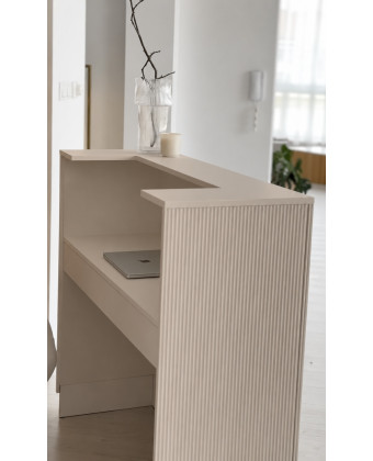 Ryflowana lada recepcyjna 110x30 – nowoczesna recepcja do salonu beauty, fryzjerskiego i kosmetycznego