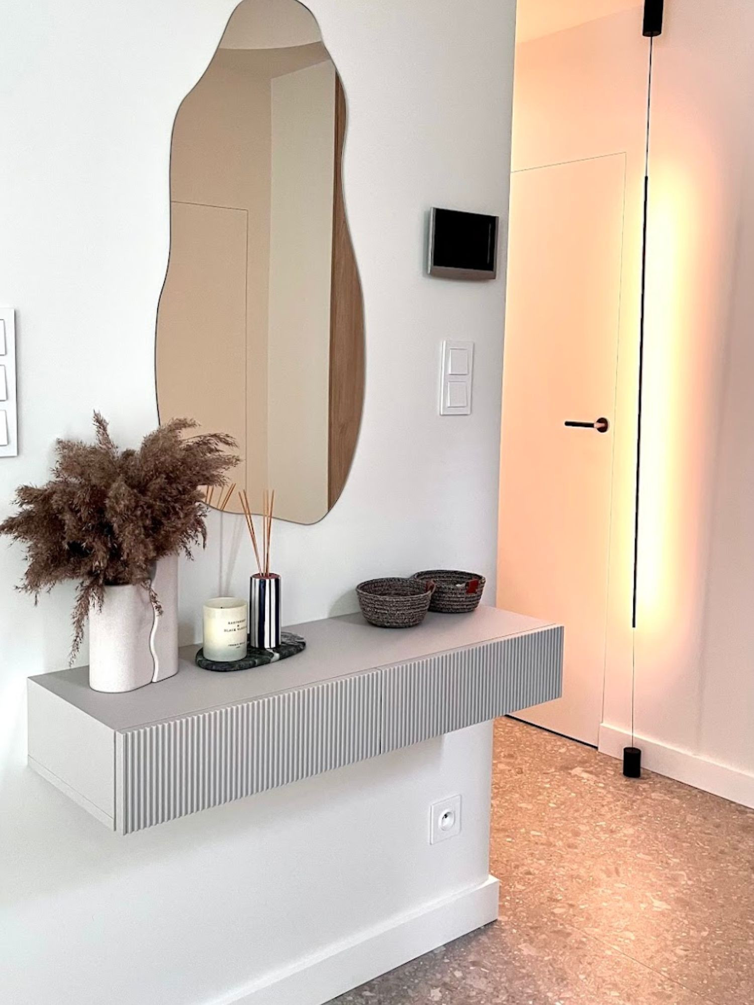Beauty console for a beauty salon