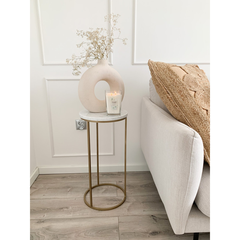 Der goldene Beistelltisch BETTY mit Marmorplatte in einem eleganten Interieur Der goldene Beistelltisch BETTY mit Marmorplatte in einem eleganten Interieur