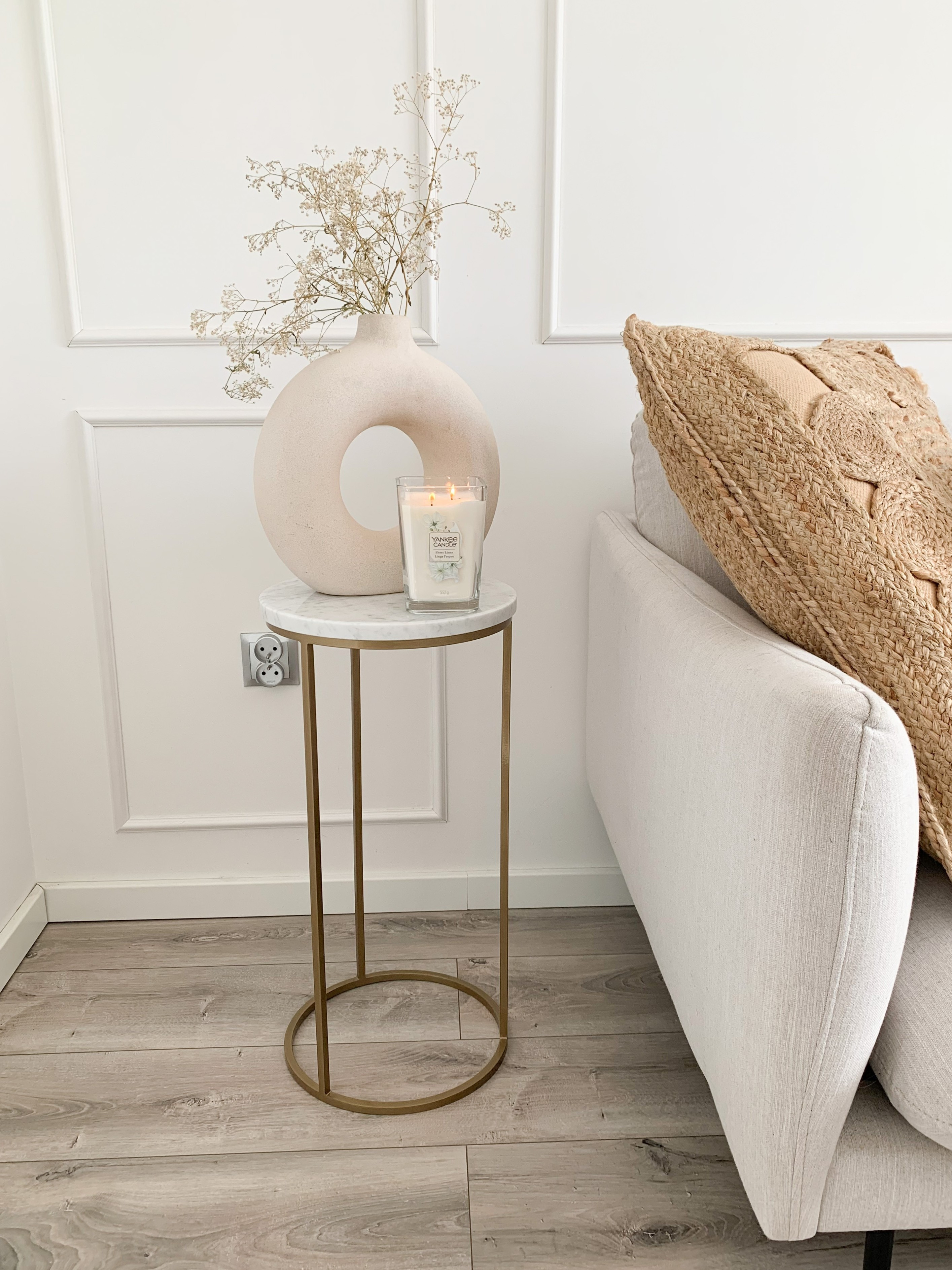 Der goldene Beistelltisch BETTY mit Marmorplatte in einem eleganten Interieur Der goldene Beistelltisch BETTY mit Marmorplatte in einem eleganten Interieur