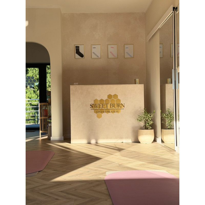 Rezeptionstisch aus Stein mit personalisiertem Logo