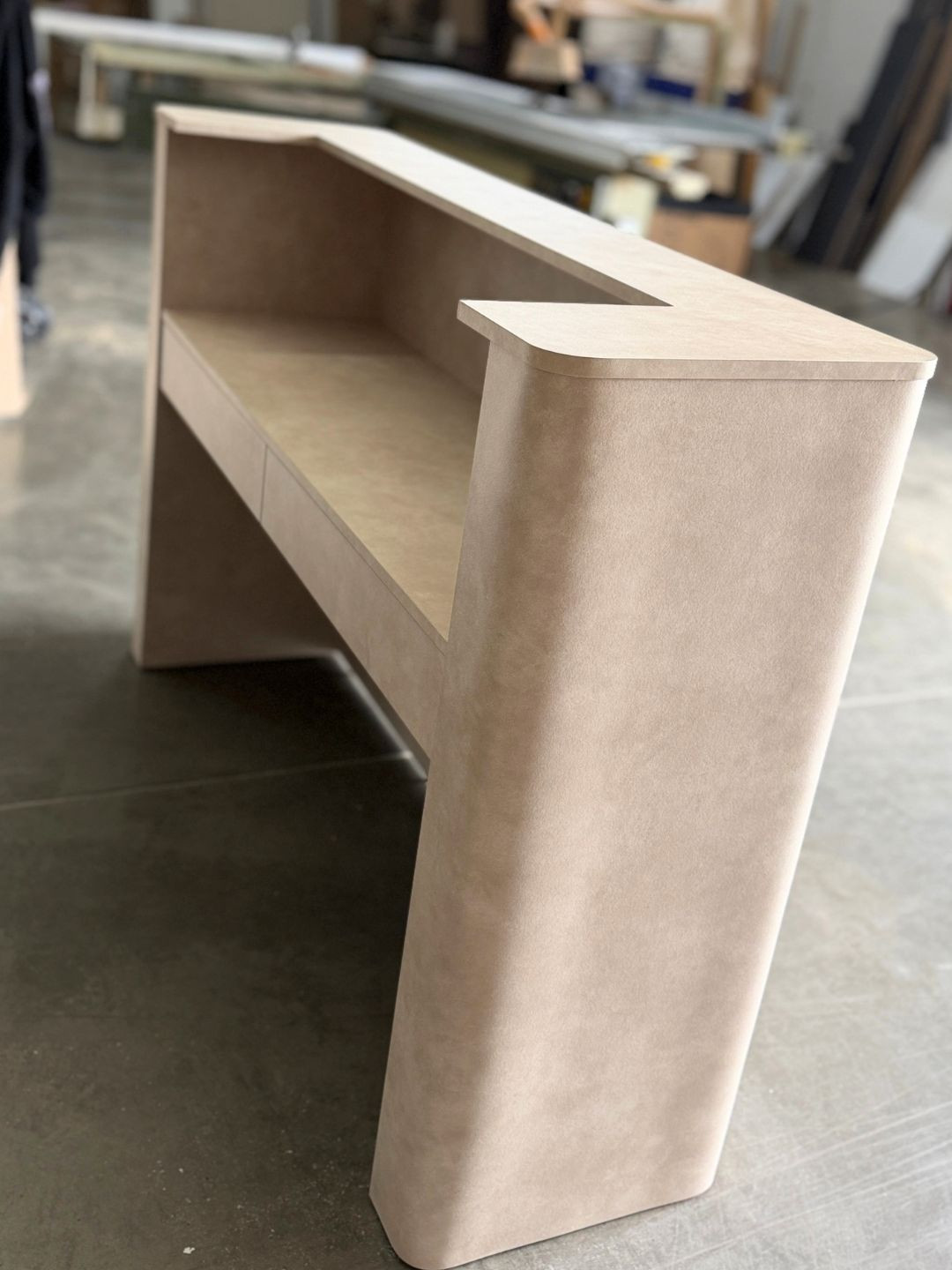 RAYS II – Rounded reception desk with a stone finish for the living room | Boeva