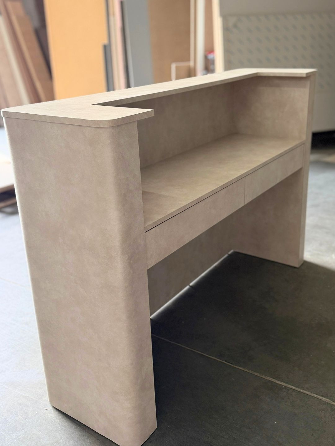 RAYS II – Rounded reception desk with a stone finish for the living room | Boeva