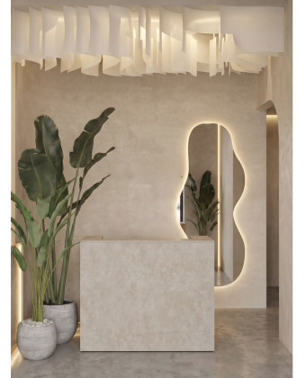 Minimalistyczna recepcja RAYS z fakturą trawertynu w salonie beauty