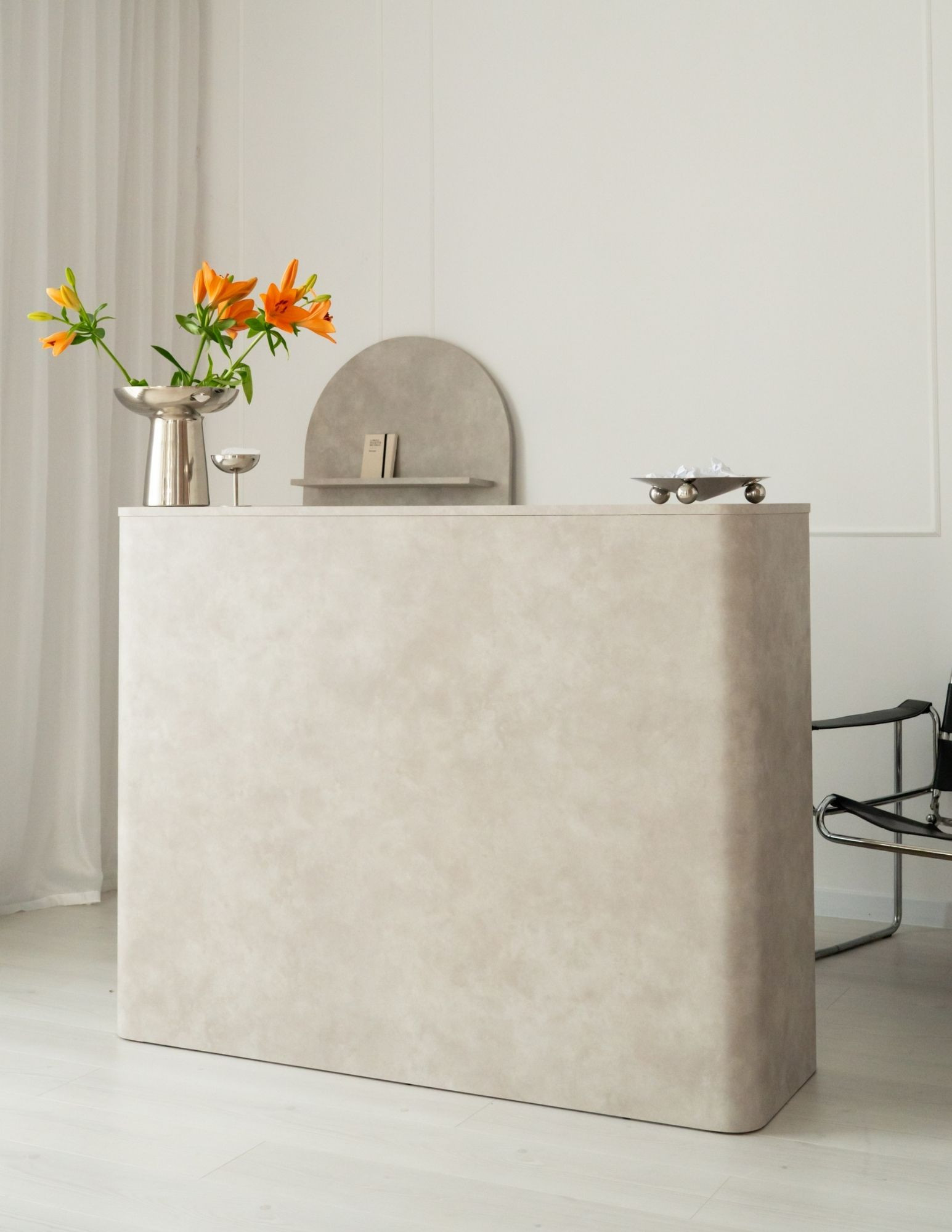 RAYS II – Rounded reception desk with a stone finish for the living room | Boeva