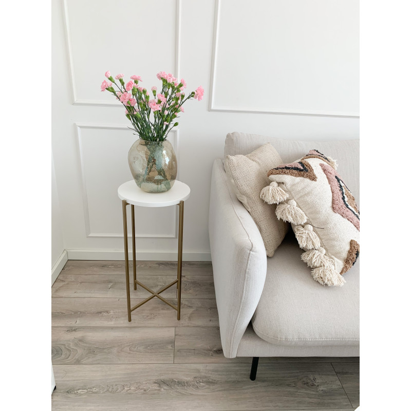 Stolik pomocniczy w stylu modern classic – biel i złoto