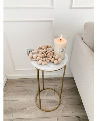 Der goldene Beistelltisch BETTY mit Marmorplatte in einem eleganten Interieur Der goldene Beistelltisch BETTY mit Marmorplatte in einem eleganten Interieur