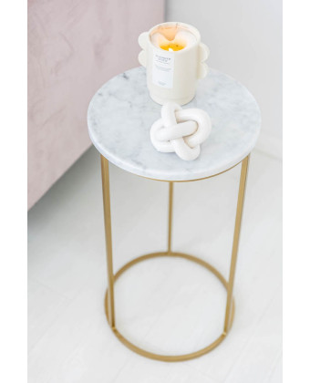 Zlatý odkládací stolek BETTY s mramorovou deskou v elegantním interiéru