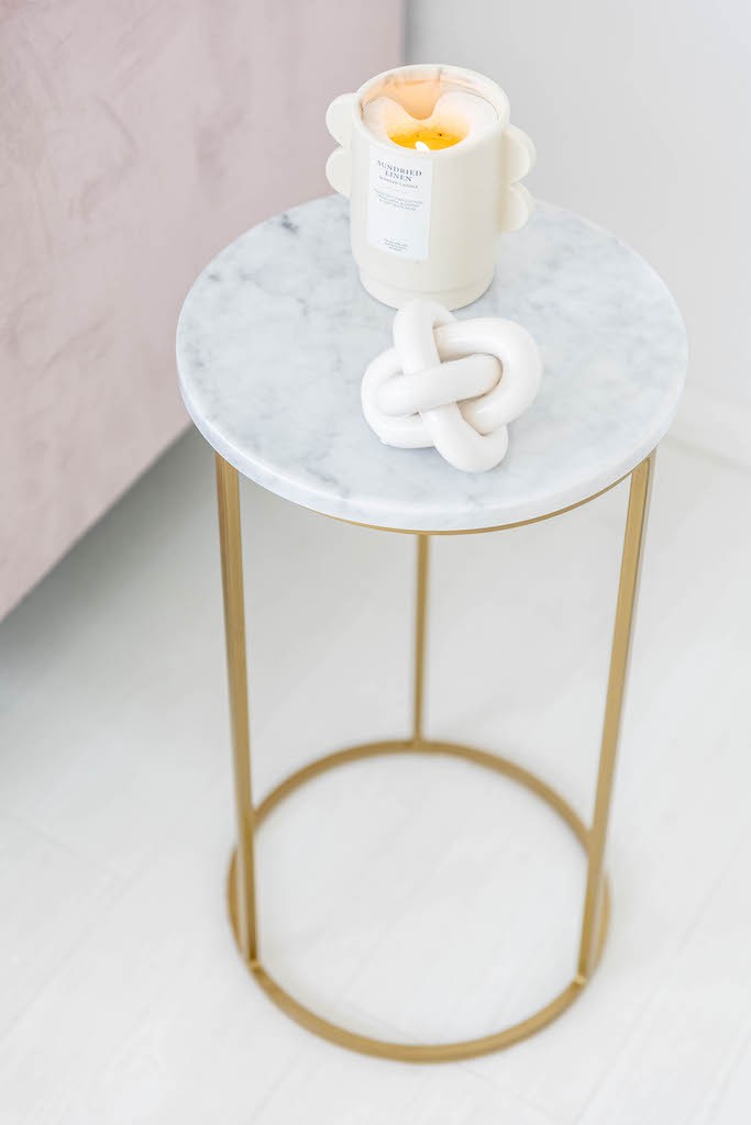 Ein leichter, eleganter Beistelltisch mit Marmorakzent und goldenem Rahmen Ein leichter, eleganter Beistelltisch mit Marmorakzent und goldenem Rahmen
