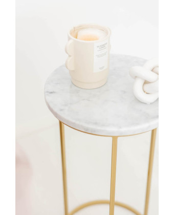 Der goldene Beistelltisch BETTY mit Marmorplatte in einem eleganten Interieur Der goldene Beistelltisch BETTY mit Marmorplatte in einem eleganten Interieur