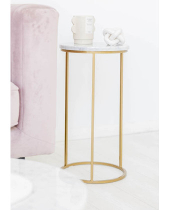 Zlatý odkládací stolek BETTY s mramorovou deskou v elegantním interiéru